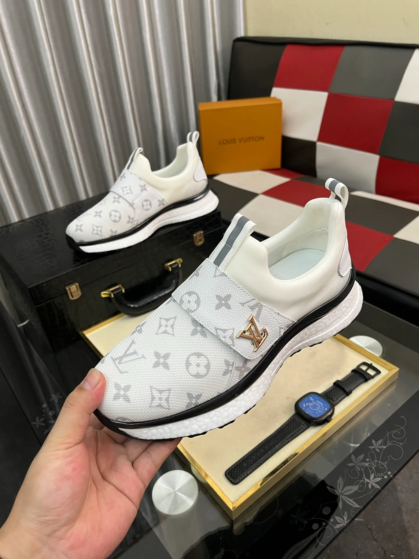 Men's shoes💰458⌚️⌚️"LOUI* VUITTO*" latest popular men's casual shoes ✔️This model is made of original breathable fly woven fabric, super shiny in real life⚡️ Fashionable and versatile, the toe last shape is firm and full, the soles are made from LV original mold and can be put in and out at will. It is light and comfortable for the foot~Purely handmade, details determine the quality! Size:38-442️⃣Colors available